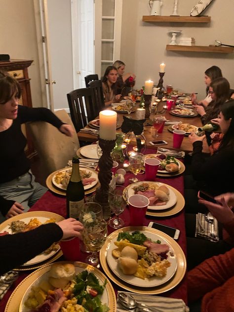 Thanksgiving Dinner Aesthetic Family, Family Christmas Dinner Aesthetic, Christmas Dinner Friends Aesthetic, Family Holidays Aesthetic, Big Family Christmas Dinner Aesthetic, Friendsgiving Picture Backdrop, Christmas Diner Aesthetic, Big Family Dinner Aesthetic, Dinner With Family Aesthetic