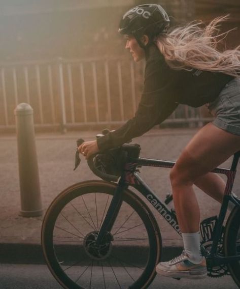 Urban Bike Style, Bicycle Cafe, Vision 2024, Cycling Girl, Urban Bicycle, Cycling City, Cycling Photography, Cycle Chic, Sports Aesthetic