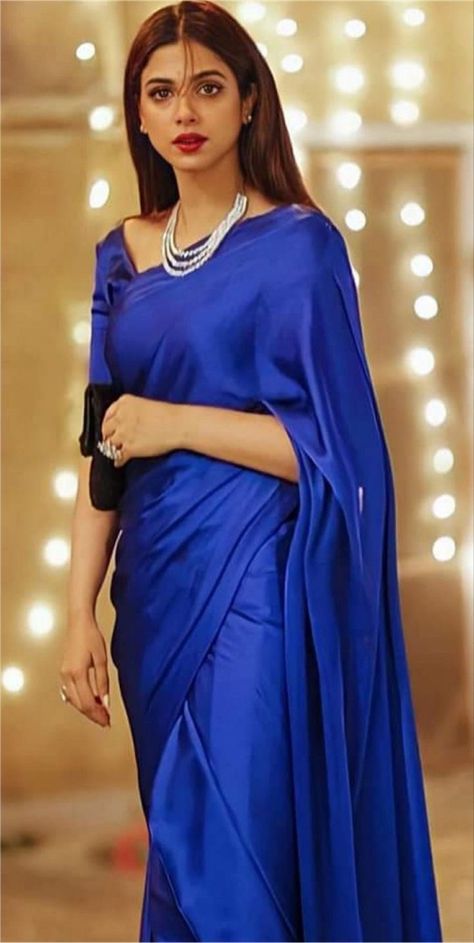 Royal Blue Saree Look, Plain Silk Saree, Silk Saree Designs, Farewell Saree, Saree Satin, Shadi Dress, Royal Blue Saree, Pakistani Beauty, Beautiful Pakistan