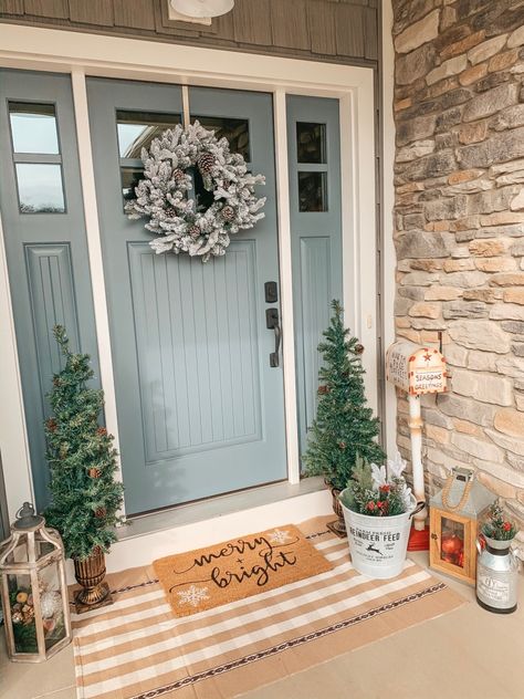 Apartment Front Door Decor, Front Door Porch Ideas, Door Porch Ideas, Simple Winter Decor, Winter Front Porch Decor, Winter Bedroom Decor, Glass Window Decals, Pretty Christmas Decorations, Front Door Christmas Decorations