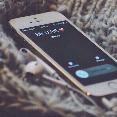 Phone call Phone Lover, Iphone Wallpaper Music, Disney Instagram, Wallpaper Music, Alphabet Wallpaper, Kissing Couples, Photo Couple, Dog Snacks, Instagram Girls