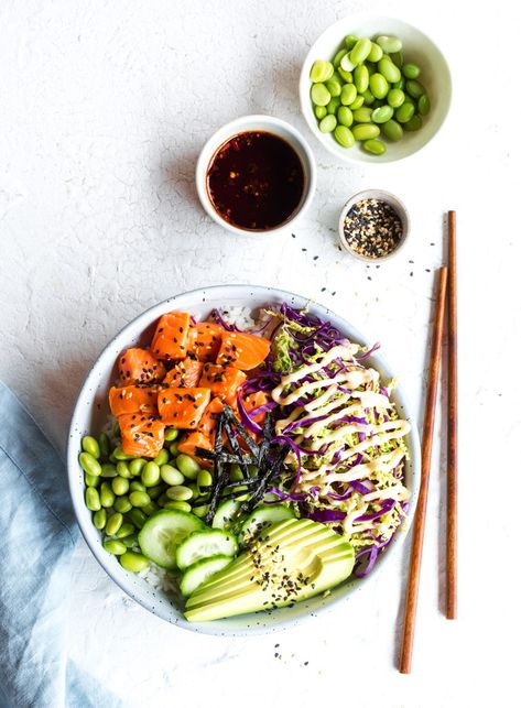 This simple, bright and fresh salmon bowl is the perfect way to battle those busy weeknights. Sashimi Bowl, Japanese Salmon, Lite Meals, Sushi Bowls, Fresh Salmon, Salmon Bowl, Winter Dishes, Bowl Food, Culture Club