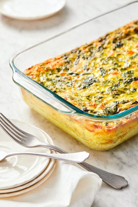 This easy Breakfast Casserole recipe is made with eggs, spinach, tomatoes and Feta cheese and only takes a few minutes to whip up. You can make it ahead of time, so it’s the perfect breakfast egg casserole for Christmas morning or any day! Breakfast Casserole With Spinach, Spinach Feta Breakfast, Skinnytaste Breakfast, Casserole With Spinach, Feta Breakfast, Spinach Casserole Recipes, Tomatoes And Feta Cheese, Egg Spinach, Eggs Spinach