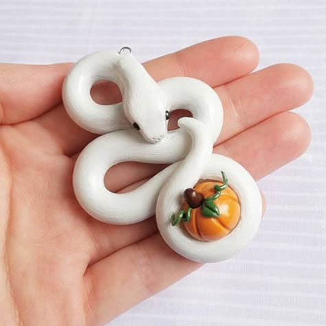 Leucistic Ball Python Pendant. Handmade, Polymer Clay Reptile Jewelry, Crafted by The Clay Kiosk on Etsy. Snake Out Of Clay, Snake Clay Ideas, Cute Clay Snake, Snake Clay Art, Gothic Clay Ideas, Creative Clay Ideas, Clay Snakes, Polymer Clay Snake, Reptile Jewelry