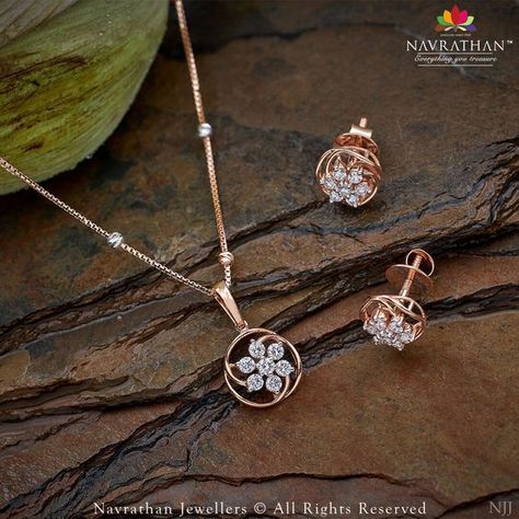 Small Diamond Pendant Designs, Bridal Jewellery Inspiration, Pendent Set, Diamond Locket, Gold Bracelet Simple, Delicate Gold Jewelry, Neck Pieces Jewelry, Gold Earrings Models, Diamond Pendent