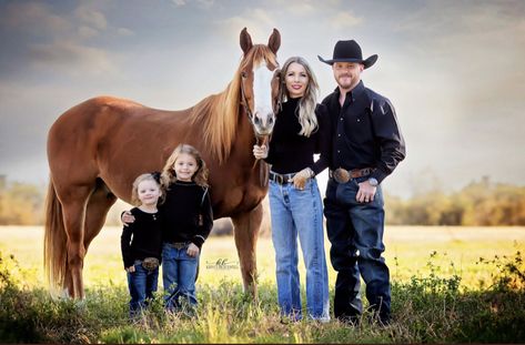 Cowboy Family Pictures, Western Family Photos, Farm Family Pictures, Family Session Poses, Sibling Photo Shoots, Horse Photography Poses, Foto Cowgirl, Cute Country Couples, Pictures With Horses