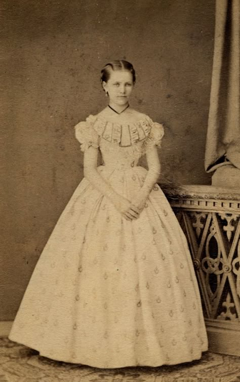 30 Elegant Photos Show What Victorian Girls Wore in the 1860s ~ Vintage Everyday Victorian People, Gaun Abad Pertengahan, 1860s Fashion, 1860 Fashion, Antique Photography, Old Portraits, Portrait Vintage, Victorian Photos, Old Photography