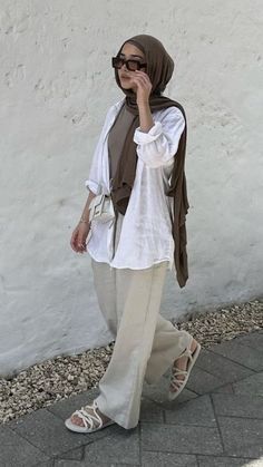 Hijabi Outfits Casual Summer Street Styles, Hijab Vacation Outfits, Hijabi Holiday Outfits, Hijabi Outfits Casual Summer, Linen Summer Outfits, Hijab Fashion Summer, Stylish Outfits Casual, Estilo Hijab, Stile Hijab