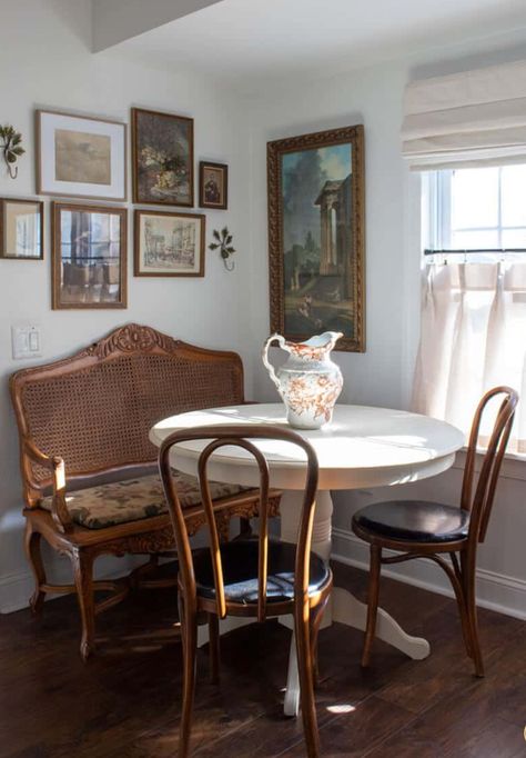 Antique Breakfast Nook, Small Apartment Breakfast Nook, Homey Apartment, Fun Dining Room, Tiny Dining Room, Loft Room Ideas, Sitting Room Interior Design, Tiny Dining Rooms, Old Kitchen Tables