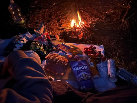 #campfire #night #datenight #munch #woods #picnic #food #pizza #strawberries Campfire Date Night, Campfire Date Night Ideas, Campfire Date, Picnic At Night, Picnic Candles, Campfire Night, Night Picnic, Candle Night, Food Pizza