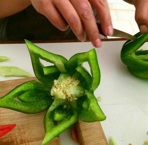 Food Garnish, Veggie Art, Decorações Com Comidas, Food Sculpture, Fruit And Vegetable Carving, Creative Food Art, Vegetable Carving, Edible Arrangements, Food Carving