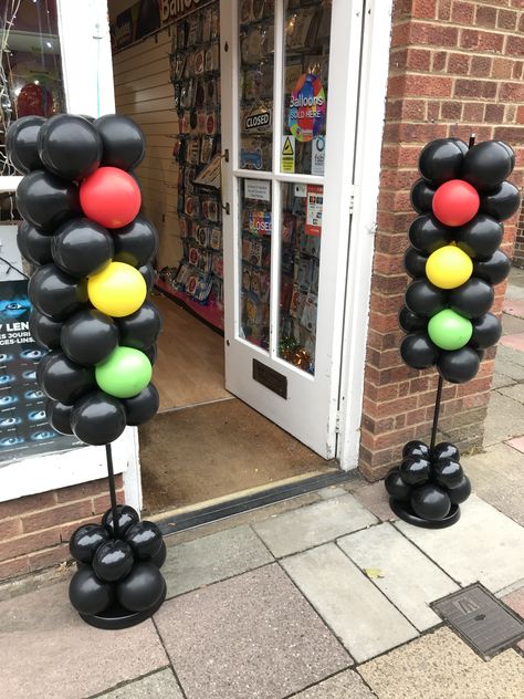 Traffic Birthday Party, Traffic Light Balloons, Traffic Light Party Ideas, Racetrack Theme Party, Balloon Traffic Light, Traffic Light Birthday Party, Racetrack Decorations, Race Track Balloon Arch, Monster Truck Balloons