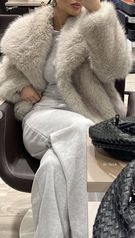 Fur Coat Outfit, Stockholm Style, Autumn Fits, Inspo Outfit, Fall Fits, Winter Fits, Coat Outfits, Rainy Day Outfit, Mode Inspo