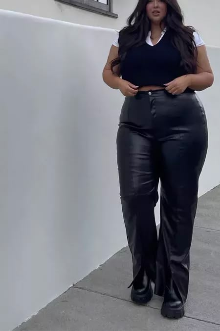 Leather Pants Outfit Edgy, Leather Outfits Plus Size, How To Style Leather Pants Plus Size, Black Concert Outfit Plus Size, Plus Size Faux Leather Pants Outfit, Rockstar Girlfriend Outfit Plus Size, Plus Size Pants Outfits, Fupa Outfits, Plus Size Leather Pants Outfit