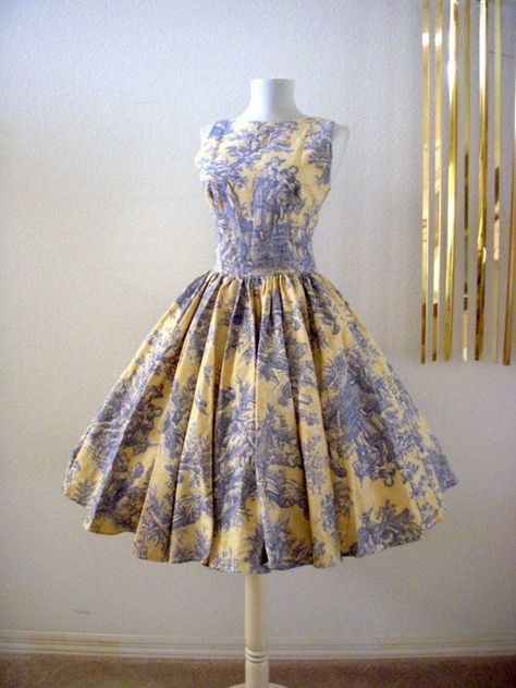 Beautiful toile vintage dress. Kind of ridiculous, but I sort of love it! It would probably overwhelm me though :( Toile Dress, Mode Retro, Blue Toile, 1950s Style, فستان سهرة, Retro Mode, Stil Inspiration, Rockabilly Dress, Beauty Dress