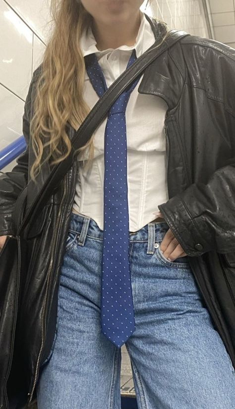 Necktie Outfits For Women, Necktie Outfit, Outfit Punk, Aesthetic Vintage Outfits, Tie Outfit, Outfits 90s, 가을 패션, Casual Style Outfits, Lookbook Outfits