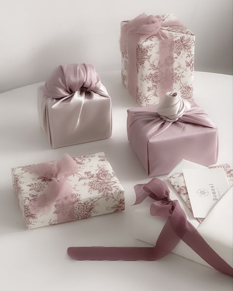 Pretty Gift Wrapping Ideas, Wrapped Presents, Elegant Gift Wrapping, Tout Rose, Bridal Gift Wrapping Ideas, Gift Wrapping Techniques, Creative Gift Wraps, Gift Wrapping Inspiration, Gifts Wrapping Diy