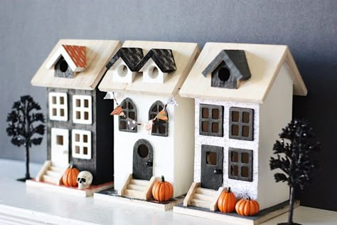 Diy Halloween Village, Halloween Village Display, Halloween Decor Diy, Halloween Bunting, Casa Halloween, Diy Halloween Decor, Pretty Life, Adornos Halloween, Halloween Tattoo