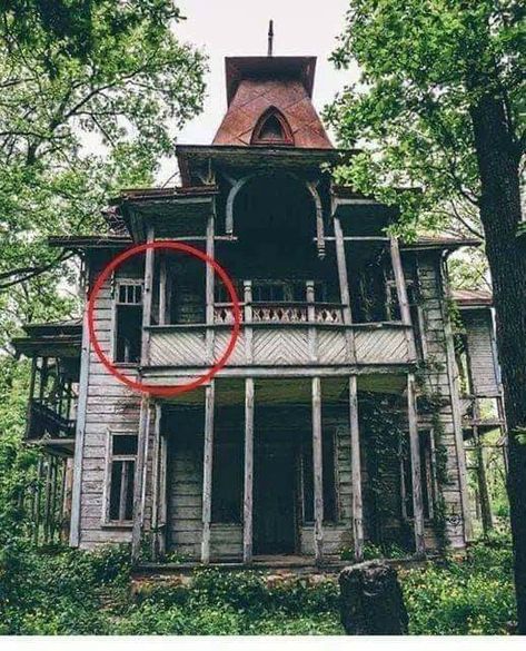 Abandoned Engineering, Haunted Locations, Creepy Old Houses, Scary Houses, Old Abandoned Buildings, Abandoned Property, Creepy Houses, Historical Homes, Creepy Things