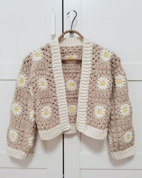 Crochet Shirt Outfit, Crochet Inspiration Ideas, Crochet Crop Cardigan, Jaket Crochet, 100 Crochet Stitches, Crochet Sweater Design, Baby Poncho, Yarn Patterns, Crochet Cardigans