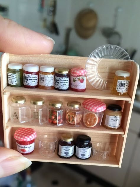 Small Jar Crafts Minis, Small Furniture Diy, Miniature Decor Diy, Diy Small Houses Craft, Dolls House Diy Ideas, Mini Dollhouse Furniture Diy, Doll House Diy Furniture, Diy Mini Furniture, Diy Doll House Furniture