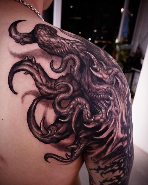 Coverup to tentacles and shading. Thank you for believing. 𝐃𝐀𝐑𝐊 𝐀𝐑𝐓 I 🄵🅁🄴🄴 🄷🄰🄽🄳 📩 sakim.appointment@gmail.com . . #freehandtattoo #tattoo #monster #sakim #grotesque #realismtattoo #darkside #biotattoo #blackandgreytattoo Tentacles Tattoo, Tattoo Monster, Tentacle Tattoo, Darkside Tattoo, Tattoo Dark, Monster Tattoo, Free Hand Tattoo, Body Horror, Realism Tattoo