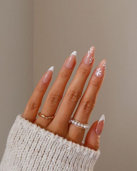 15 Cute And Simple Spring Nail Art Ideas, Neutral Nails Flowers, Neutral Nails With Flowers, Spring Oval Acrylic Nails, Spring Nails Oval, Simple Oval Nails, Nail Ideas Oval, Neutral Floral Nails, Spring Oval Nails