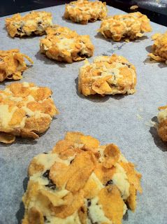 Maude and Betty: Weekender Biscuits Date Biscuits, Butter Biscuit, Cornflake Cookies, Afternoon Tea Cakes, Mother Hen, Baking Trays, Biscuit Recipes, Problem Solved, Biscuit Cookies