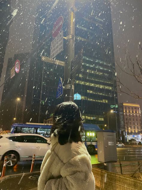 South Korea Winter Aesthetic, Seoul Snow Aesthetic, Seoul Christmas Korea, Seoul Winter Aesthetic, Winter In Korea Aesthetic, Snow In City, Seoul Snow, Winter Aesthetic Night, Snow In Seoul