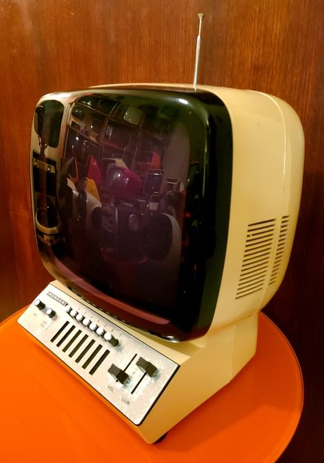 Tim Apicella Space Age Design Museum- 1972 Parandoni TV Futuristic Computer, Cassette Futurism, Old Television, Ship Deck, Space Tv, Computer Gadgets, Portable Tv, Tv Vintage, Retro Interior Design