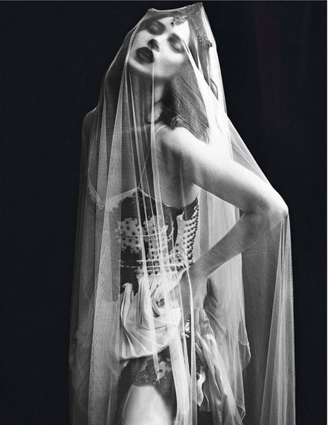 Kate Moss Look Gatsby, Alas Marcus Piggott, Mert And Marcus, Veiled Woman, David Sims, High Fashion Photography, Peter Lindbergh, Richard Avedon, Salou