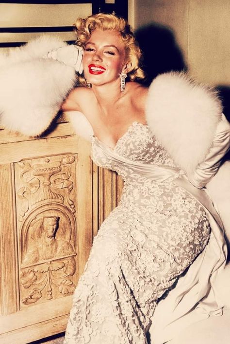 Monroe Aesthetic, Hollywood Glam Dress, Marilyn Monroe Outfits, Old Hollywood Dress, Marilyn Monroe Portrait, Marilyn Monroe Fashion, Vintage Hollywood Glamour, Hollywood Dress, Joe Dimaggio