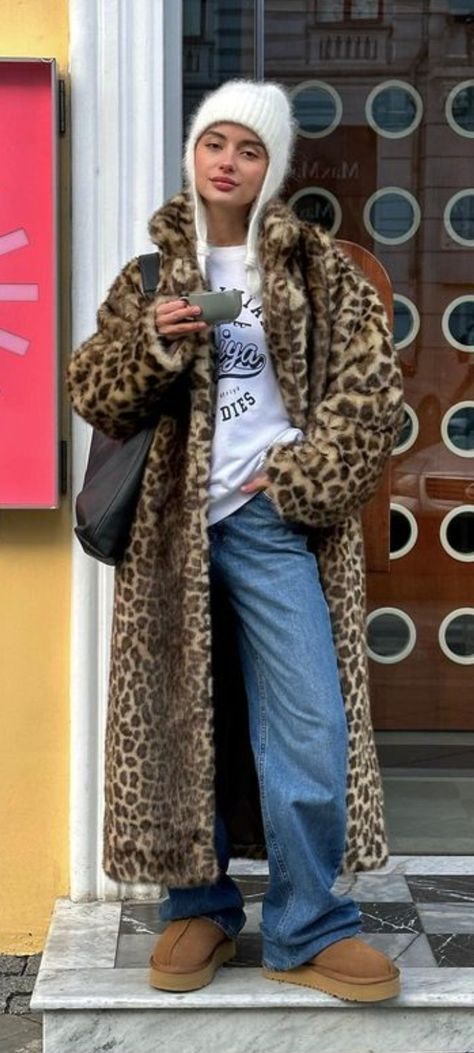 Fur Gilet Outfit Y2k, Rainy Day Chic Outfit, Animal Print Outfits Aesthetic, Leopard Coat Street Style, Leopard Coat Outfit, Uggs Tasman, Amsterdam Outfit, Outfit With Uggs, Uggs Outfits