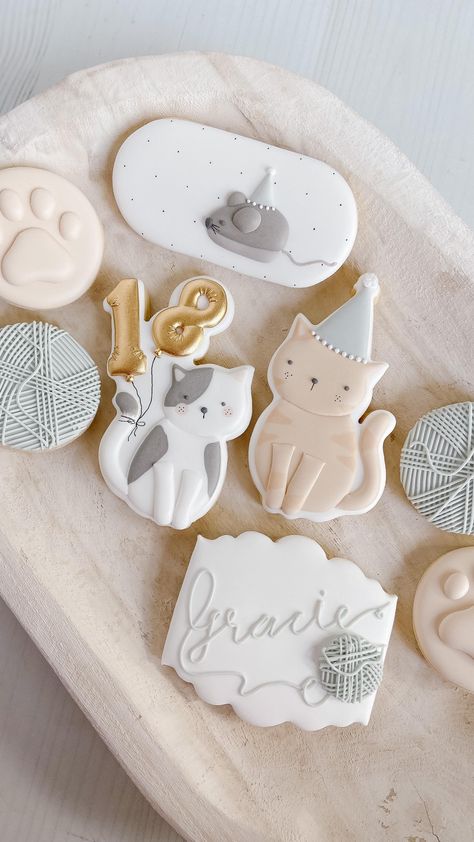 Tara Bakes (@tara_bakes) • Instagram photos and videos Cookies Theme, Cat Cookies, Animal Cakes, Cookie Party, Cat Cake, Spice Cookies, Fancy Cookies, Cookie Inspiration, Animal Cookies