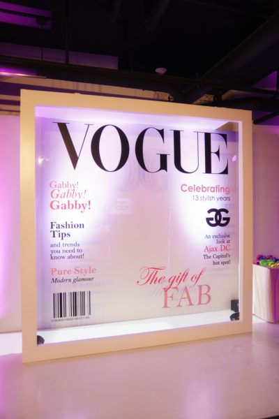 Photo Booth Box Design, Vogue Magazine Photo Booth, Diy Magazine Cover Photo Booth, Plexiglass Photo Booth, Magazine Cover Backdrop, Diy Magazine Photo Booth, Selfie Room Photo Booths, Photo Booth Design Ideas, Magazine Cover Photo Booth