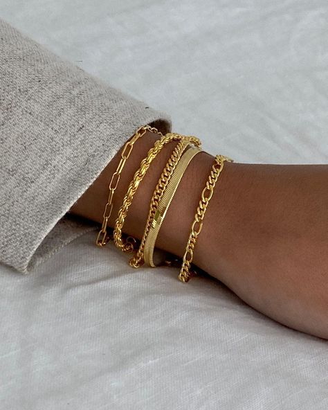 Gorjana Bracelet Stack, Gold Bracelet Stack Black Woman, Hold Bracelet Stack, Old Money Bracelet Stack, Gold Bracelet Sets, Bracelet Stack Inspo Gold, Good Bracelet Stack, Gold Bracelet Stacking, Gold Bracket Stack