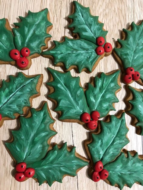 Holly Sugar Cookies, Holly Cookies, Christmas Sugar Cookie Designs, Arts References, Royal Icing Christmas Cookies, Berry Cookies, Christmas Sugar Cookie, Holly Christmas, Decorating Cookies