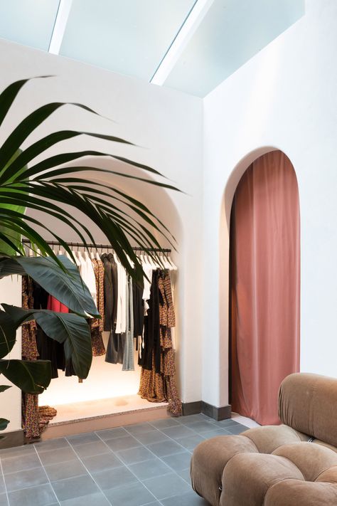 Wide archways, vintage furniture and tropical plants feature in the first bricks-and-mortar shop for women's fashion brand ALC, designed by American architecture firm Janson Goldstein. Clothes Shop Design, Retail Store Interior Design, Clothing Store Interior, Retail Space Design, Store Concept, Clothing Store Design, Store Design Boutique, Retail Store Interior, Retail Inspiration