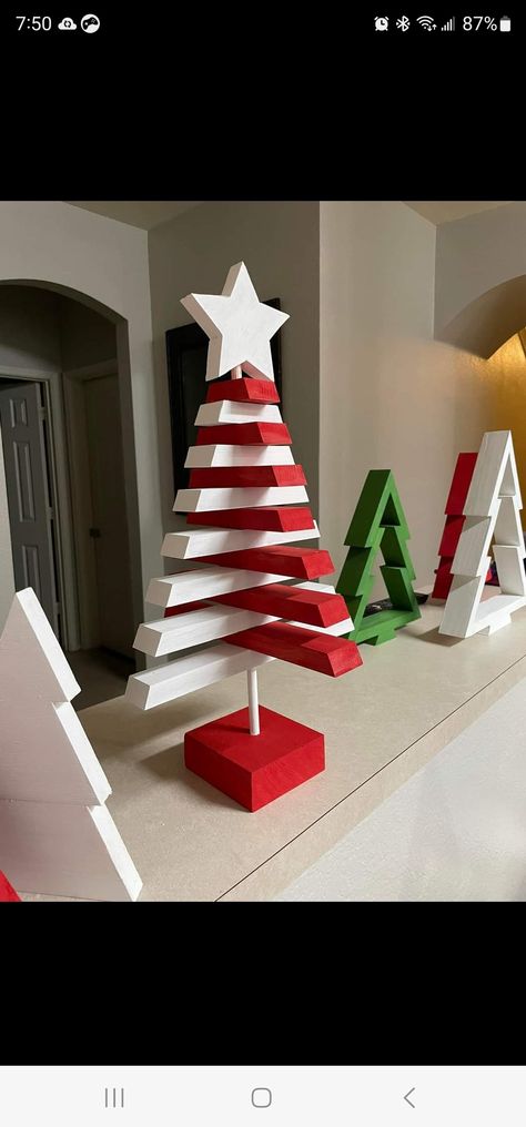 Woodworking For Beginners, Christmas Diy Wood, Christmas Tree Lots, Pallet Christmas Tree, Wooden Christmas Crafts, Christmas Yard Art, Pallet Christmas, Cute Christmas Tree, Wood Christmas Tree