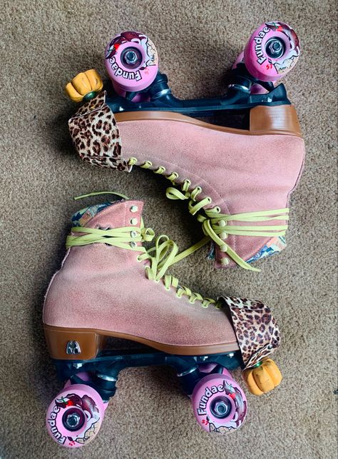 Roller Derby Skates, Skate Aesthetic, Skate 3, Roller Skate Shoes, Disco Fashion, Roller Disco, Roller Girl, Skater Girl, Childhood Days