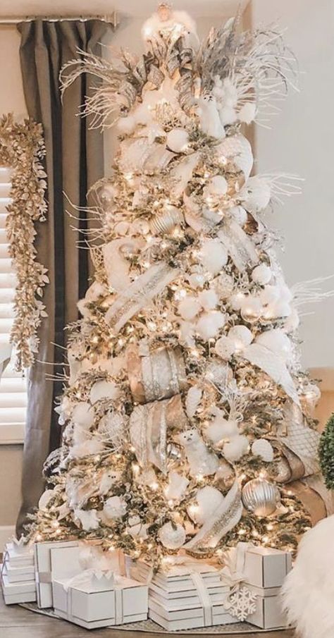 Natal Natural, Glam Christmas Tree, Elegant Christmas Tree Decorations, Glam Christmas Decor, Christmas Tree Inspo, Christmas Tree Decorating Themes, Glam Christmas, Elegant Christmas Trees, Christmas Decor Inspiration