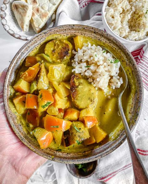 This one-pot Vegan Coconut Curry with Apples dish is so warm and comforting! It has the perfect blend of creamyness and bold flavors that will leave everyone satisfied. #plantbasedonabudget #coconut #curry #apples Vegan Coconut Curry, Apple Curry, Coconut Curry Recipes, Apple Dishes, Coconut Curry Sauce, Plant Based Recipes Dinner, Vegan Coconut, Winter Dishes, Coconut Milk Curry