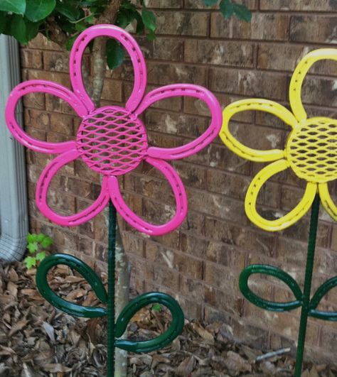 Horseshoe Flower Garden/Yard Art by LowerArkCrafts on Etsy Yard Art From Junk Repurposing, Yard Art From Junk, Horseshoe Flowers, Horseshoe Crafts Projects, Welding Crafts, Horseshoe Projects, Horseshoe Decor, Horseshoe Crafts, Expanded Metal