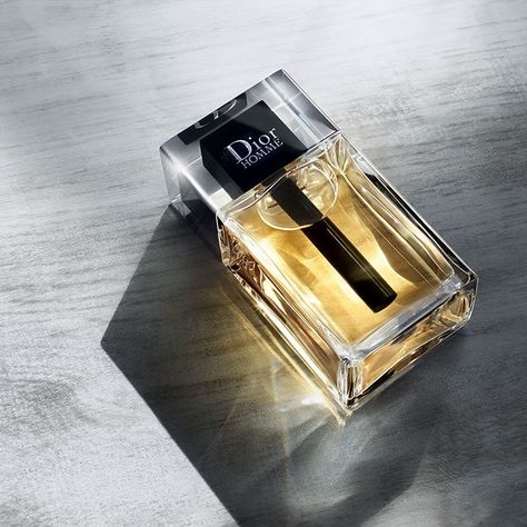 On vous fait part d'un avis sur la nouvelle version du parfum Dior Homme, reformulé récemment, le distançant ainsi de son ADN... Robert Pattinson Dior Homme, Dior Homme Perfume, Robert Pattinson Dior, Perfume Luxury, Dior Perfume, Perfume Scents, Best Fragrances, Photo Makeup, Best Perfume