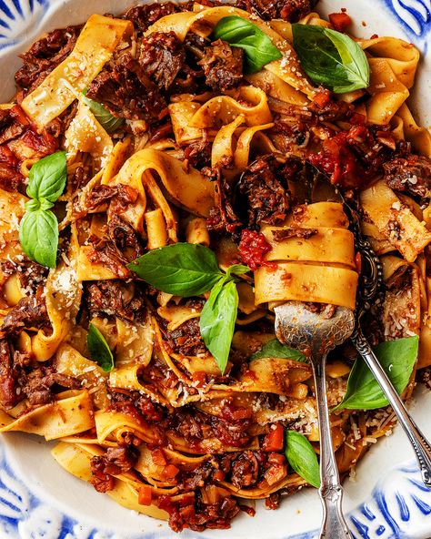 Pasta Genovese Recipe, Genovese Sauce Recipe, Short Rib Bolognese, Pasta Genovese, Braised Beef Recipes, Osso Buco Recipe, Evening Food, Pizza Sauces, Beef Ragu