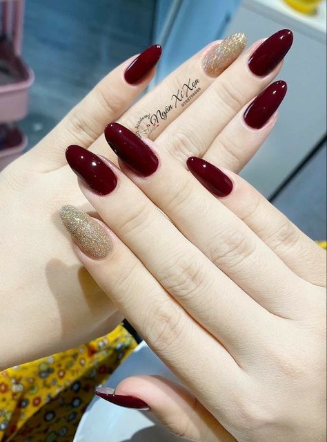 Nail Art Maroon Glitter, Kutek Maroon, Nail Art Maroon Elegant, Nail Designs Maroon, Nails Color Vino, Nail Art Merah Maroon, Nailart Maroon, Maroon Nail Art Designs, Maroon Nails Design