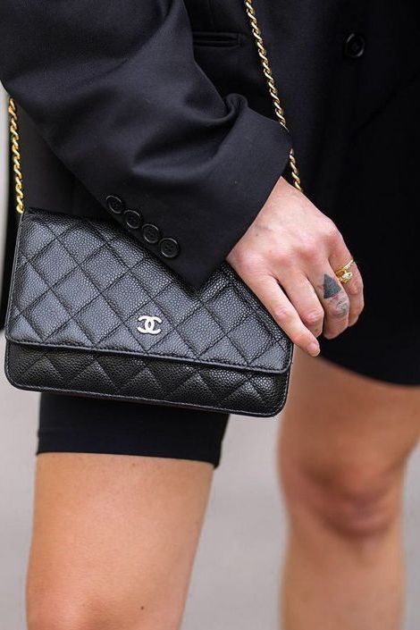 Chanel Woc Outfit, Handbag Trends 2023, Chanel Woc Caviar, Chanel Chain Wallet, Handbag Dior, Ysl Handbag, Chanel Bag Classic, Chanel Wallet On Chain, Handbag Chanel