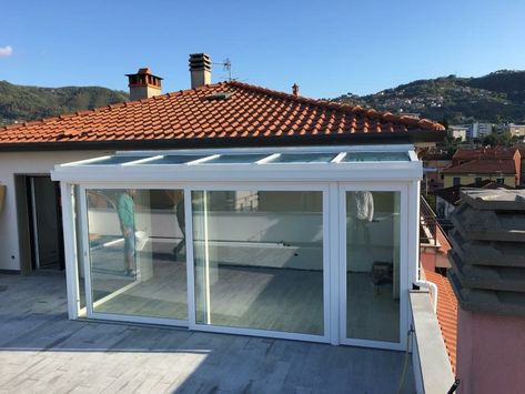 Rooftop Sunroom, Rooftop Solarium, Balcony Roof Ideas, Balcony Sunroom, Roof Terrace Design, Rooftop Patio Design, Glass Conservatory, Roof Skylight, Glass Balcony