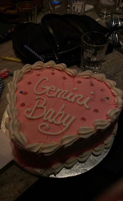 Gemini Szn Cake, Gemini Cake Ideas, Gemini Birthday Cake, Zodiac Cakes, Gemini Cake, Gemini Szn, Crazy Birthday Cakes, Crazy Birthday, 19th Birthday Cakes