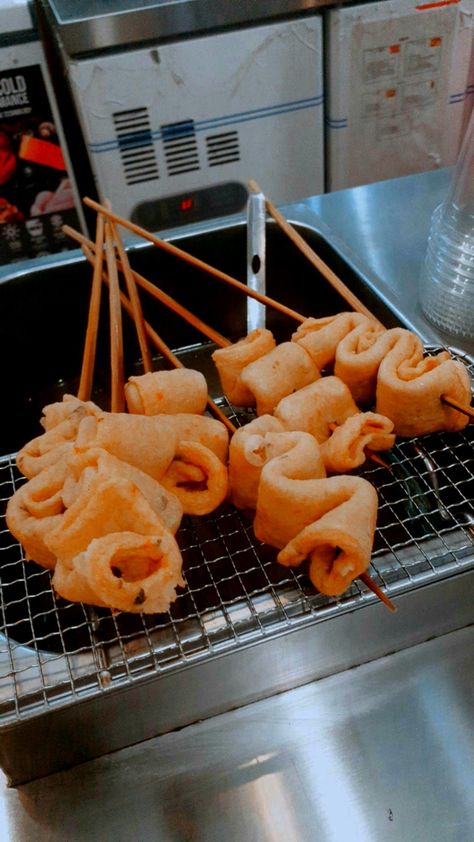 Odeng Korean Aesthetic, Odeng Korean Street Food, Drink Aesthetic, Korean Street Food, Street Foods, Fish Cake, Korean Street, Korean Aesthetic, Korean Food